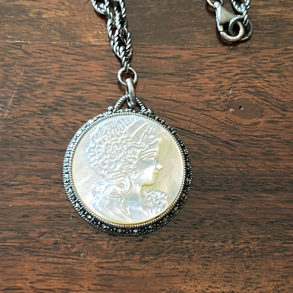 Cameo Mother of pearl necklace - Picture 3 of 8